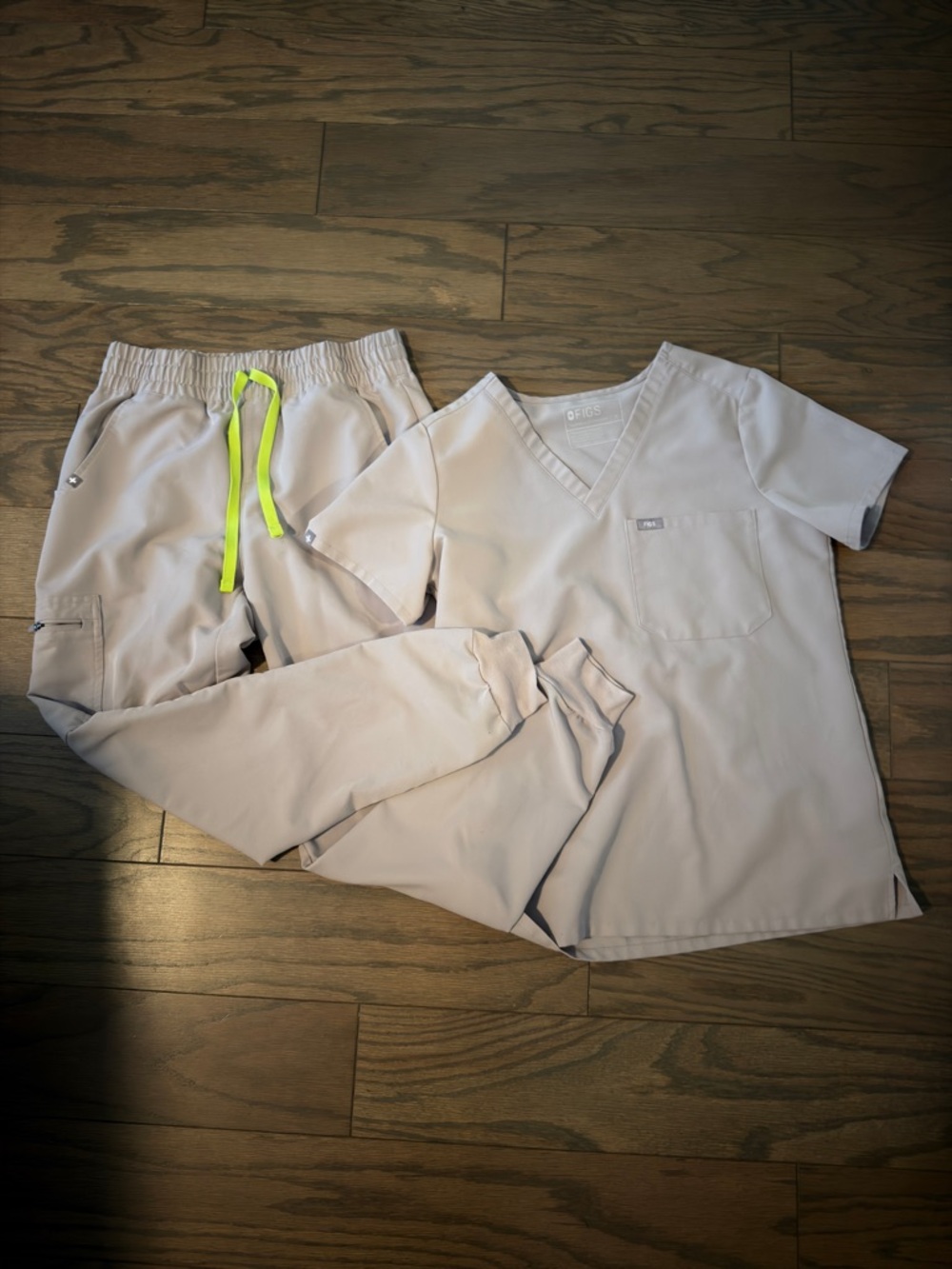 FIGS Slate scrub set Top & Jogger pants - Picture 2 of 7